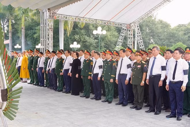 Phó Thủ tướng Phạm Thị Thanh Trà cùng cán bộ, nhân dân và các lực lượng vũ trang tỉnh Điện Biên thành kính truy điệu các Anh hùng liệt sĩ tại Nghĩa trang Liệt sĩ Tông Khao. (Ảnh: ĐỨC HẠNH)
