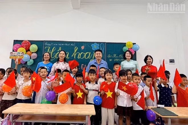 Niềm vui của cô và trò Trường nội trú liên cấp Thanh Nưa, tỉnh Điện Biên khi được học tập trong ngôi trường mới khang trang, hiện đại. (Ảnh: LÊ LAN)