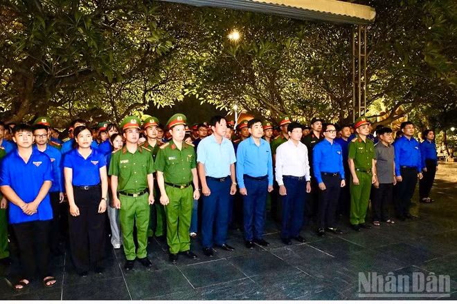 Đoàn viên thanh niên tỉnh Điện Biên thành kính dâng hương viếng các Anh hùng liệt sĩ tại Nghĩa trang Liệt sĩ A1.