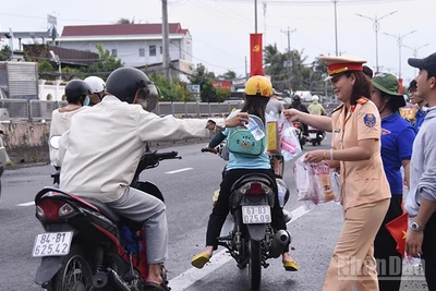Các đơn vị, đoàn thể xã Châu Thành phát nước suối và khăn lạnh cho người dân về quê nghỉ lễ.
