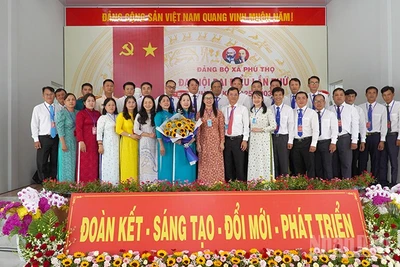 Lãnh đạo tỉnh, đại biểu, khách mời tại buổi ra mắt đại hội của Ban Chấp hành Đảng bộ xã Phú Thọ.