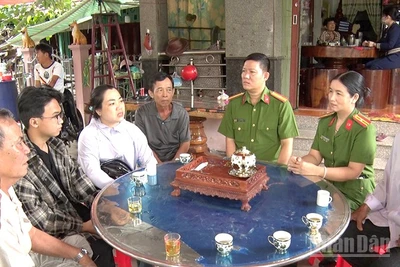 Công an phường Hồng Ngự luôn gặp gỡ, vận động nhân dân tham gia phong trào toàn dân bảo vệ an ninh Tổ quốc.