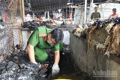 Sáng 16/8, Lực lượng công an khám nghiệm hiện trường vụ cháy. (Ảnh: PHƯỚC THANH)