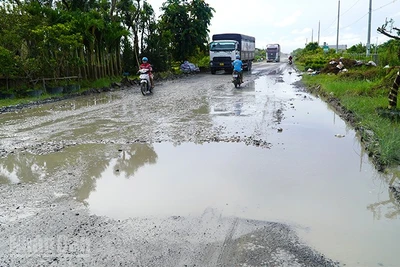 Một số đoạn của tuyến đường Tỉnh lộ 852B đang xuống cấp. 