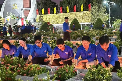 Thắp hương và nến tri ân tại Nghĩa trang liệt sĩ tỉnh Đồng Tháp, phường Mỹ Trà.