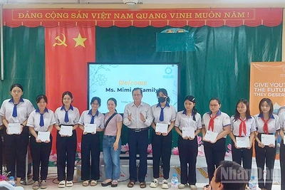 Đại diện nhà tài trợ Vòng tay Thái Bình trao học bổng. (Ảnh: VĂN THẨM)