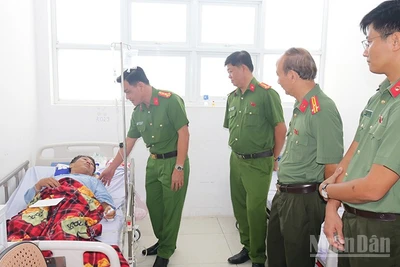 Đại tá Nguyễn Văn Thay, Phó Giám đốc Công an tỉnh Đồng Tháp thăm hỏi và trao tiền hỗ trợ Thiếu tá Nguyễn Khắc Huy.