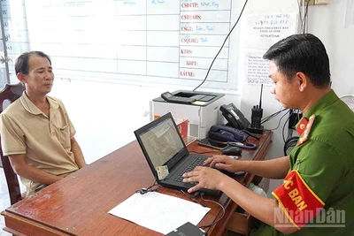 Đối tượng Nguyễn Công Tùng tại cơ quan Công an.