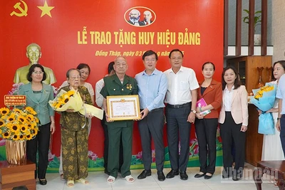 Bí thư Tỉnh ủy Đồng Tháp Lê Quốc Phong trao Huy hiệu 80 năm tuổi Đảng và tặng hoa chúc mừng đồng chí Thiếu tướng Lê Quang Viễn.