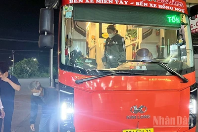 Nhiều cán bộ, công nhân viên chức phường Cao Lãnh qua làm việc tại Mỹ Tho bằng xe khách.