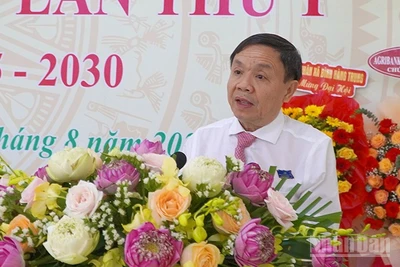 Đồng chí Phan Văn Thắng, Phó Bí thư Tỉnh ủy, Chủ tịch Ủy ban Mặt trận Tổ quốc Việt Nam tỉnh Đồng Tháp phát biểu chỉ đạo Đại hội Đảng bộ xã Bình Hàng Trung.