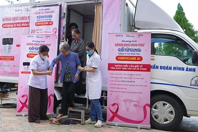 Y, bác sĩ sử dụng hệ thống Dr. CerviCARE với công nghệ AI tầm soát ung thư cổ tử cung.