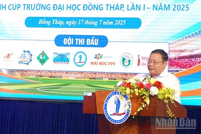 Phó Giáo sư, Tiến sĩ Hồ Văn Thống, Hiệu trưởng Trường đại học Đồng Tháp, Trưởng Ban Tổ chức giải phát biểu.