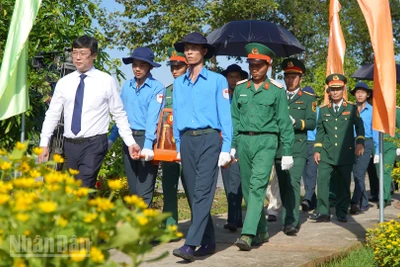Ủy viên Trung ương Đảng, Bí thư Tỉnh ủy, Trưởng đoàn đại biểu Quốc hội tỉnh Đồng Tháp Lê Quốc Phong cùng đưa tiễn các Anh hùng liệt sĩ về với đất mẹ.