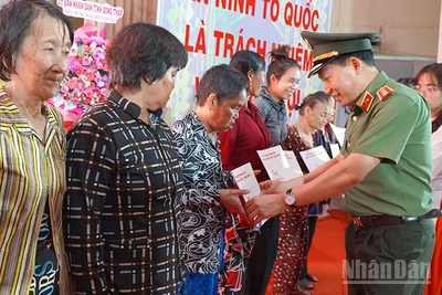 Thứ trưởng Công an Lê Văn Tuyến trao quà tặng người dân phường Hồng Ngự.