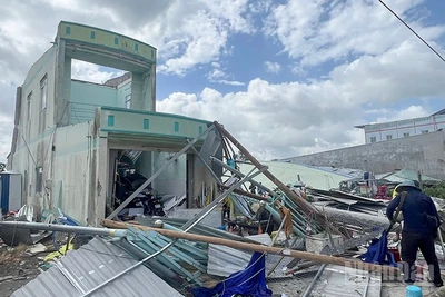 Nhà dân bị sập và tốc mái tại xã Ba Sao, tỉnh Đồng Tháp.