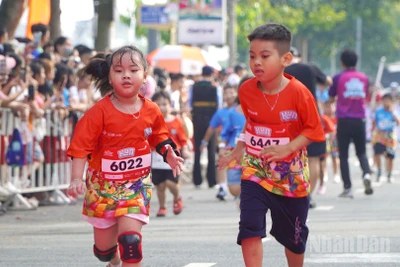 2 vận động viên nhí quyết tâm chinh phục đường đua. (Ảnh: HỮU NGHĨA)