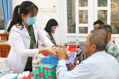 Công an Đồng Tháp phát thuốc miễn phí đến người dân xã Thường Phước.