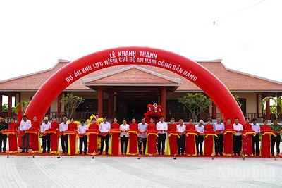 Đại biểu thực hiện nghi thức khánh thành Khu lưu niệm Chi bộ An Nam Cộng sản Đảng.