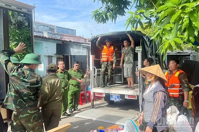 Lực lượng Công an, Quân sự giúp dân di dời tài sản ra khỏi khu sạt lở.