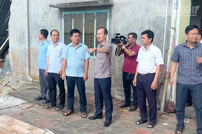 Chủ tịch Ủy ban nhân dân tỉnh Đồng Tháp Trần Trí Quang (thứ 4 từ trái sang) khảo sát khu vực sạt lở tại khóm Tân Tịch.