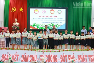 Công ty Trách nhiệm hữu hạn một thành viên Xổ số kiến thiết Đồng Tháp cùng lãnh đạo xã Tháp Mười trao học bổng tặng học sinh.