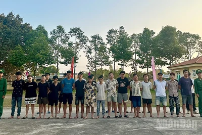 Các đối tượng tại Đồn Biên phòng cửa khẩu quốc tế Dinh Bà.