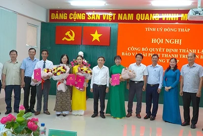 Lãnh đạo tỉnh Đồng Tháp trao quyết định cho các đồng chí lãnh đạo Báo và Đài Phát thanh Truyền hình Đồng Tháp. (Ảnh: HỮU NGHĨA)