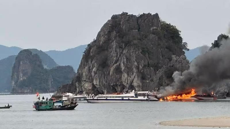 Tàu du lịch bị cháy trên vịnh Bái Tử Long.