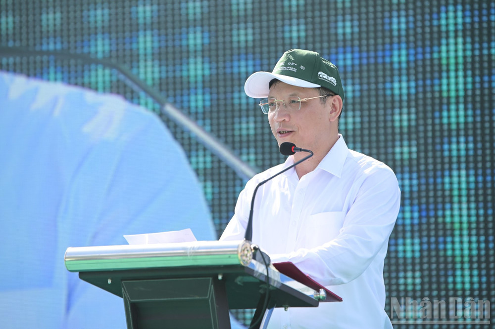 Phó Chủ tịch Ủy ban nhân dân tỉnh Quảng Ninh Nghiêm Xuân Cường phát biểu tại lễ mít-tinh hưởng ứng. ndo_br_z6659737533283-c21de6182234238cfd285f5fca8e747d.jpg