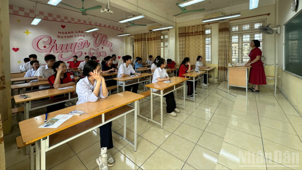 Cán bộ coi thi hướng dẫn lại cặn kẽ, chi tiết cho các thí sinh những yêu cầu, quy định của kỳ thi. ndo_br_z6660303206849-5b18810f7371be9b3fa579fa49dcc083-6044.jpg