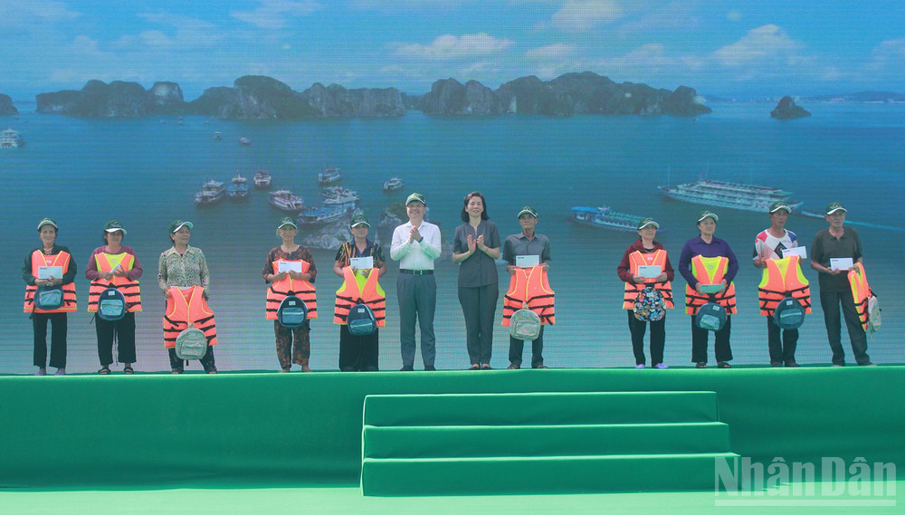 Đại diện Ban Tổ chức trao tặng áo phao và bồn chứa nước ngọt cho ngư dân. ndo_br_traotang.png