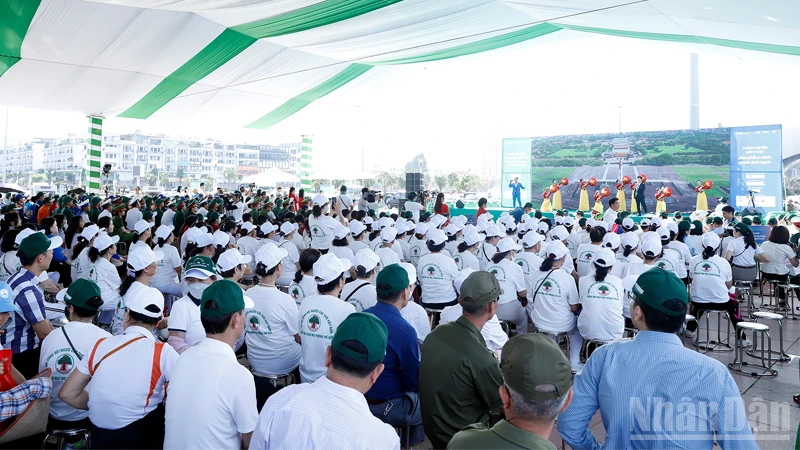 Quang cảnh lễ mít-tinh hưởng ứng Ngày Môi trường thế giới (5/6) và Tháng Hành động vì môi trường năm 2025.