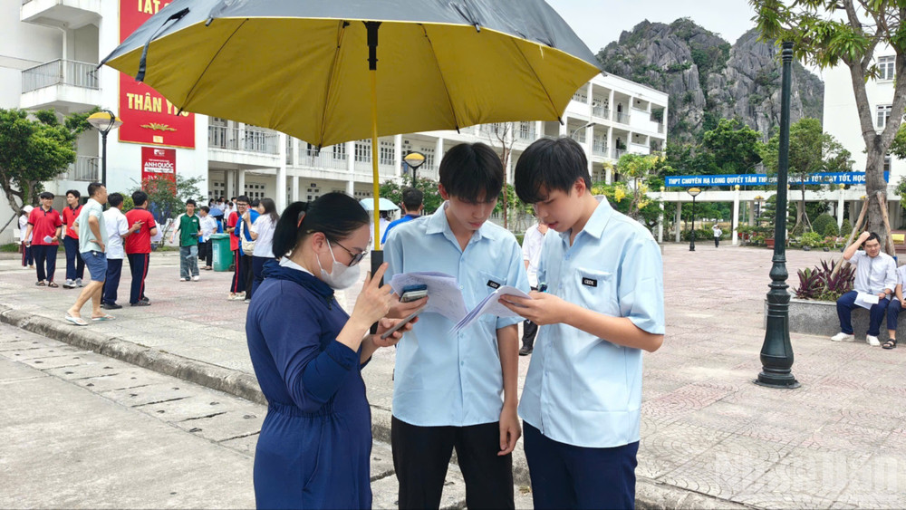 Thí sinh trao đổi sau khi hoàn thành kỳ thi tuyển sinh vào lớp 10 trung học phổ thông. ndo_br_z6667010233850-5b2a9d1abeebf4b7506ac77f1f3404ea-9970.jpg