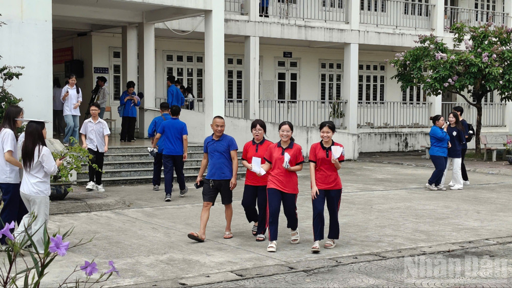 Thí sinh phấn khởi sau khi hoàn thành bài thi. ndo_br_z6667010234814-543704cffc0d216448a442c0c7e35c6e-1256.jpg