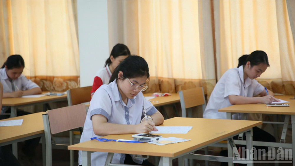 Thí sinh dự thi tại Trường trung học phổ thông chuyên Hạ Long. ndo_br_z6667010872262-b4263abcf14180976e19bc6c54bb3bcc-8425.jpg