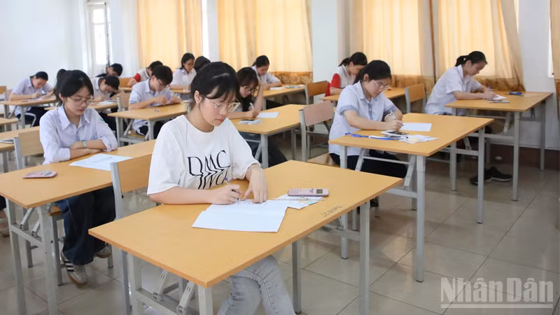 Các thí sinh điền thông tin vào giấy thi, giấy nháp, sẵn sàng làm bài thi.