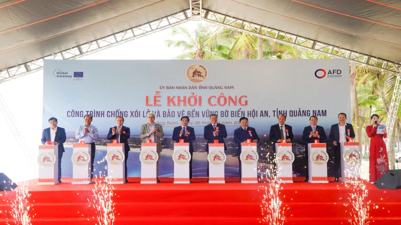 Lãnh đạo tỉnh Quảng Nam ấn nút khởi công Dự án Chống xói lở và bảo vệ bền vững bờ biển Hội An.