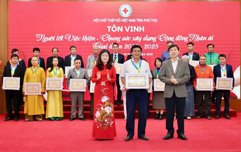 Trao tặng danh hiệu Tình nguyện viên Chữ thập đỏ tiêu biểu toàn quốc.