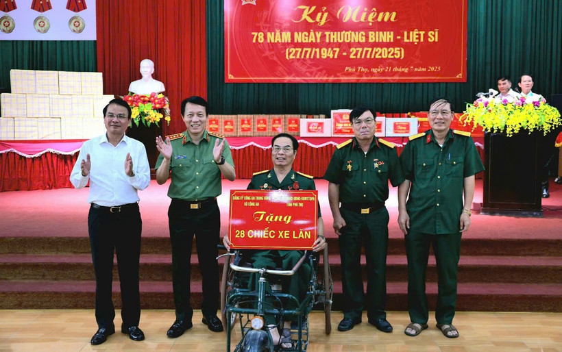 Bộ trưởng Lương Tam Quang tặng xe lăn cho thương bệnh binh nặng.