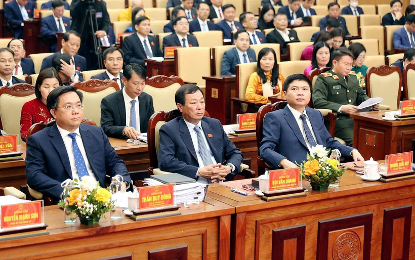 Các đại biểu tham dự phiên họp Hội đồng nhân dân tỉnh.