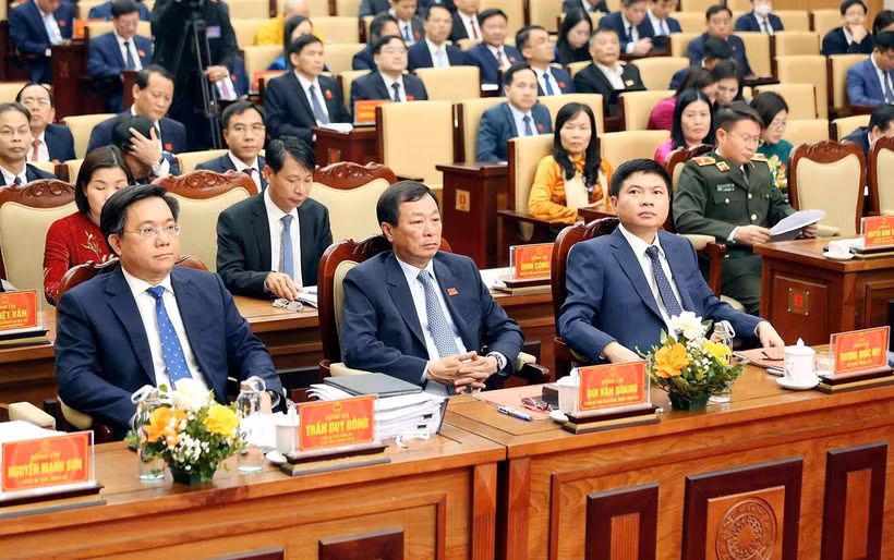 Các đại biểu tham dự phiên họp Hội đồng nhân dân tỉnh.