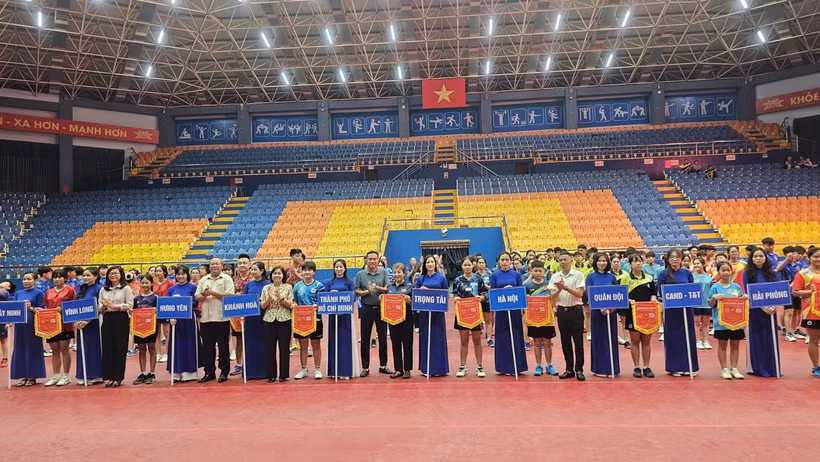 Các đoàn tham dự giải.