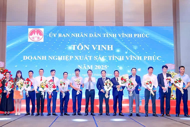 Bí thư Tỉnh ủy Vĩnh Phúc Đặng Xuân Phong chúc mừng các doanh nghiệp xuất sắc năm 2025.