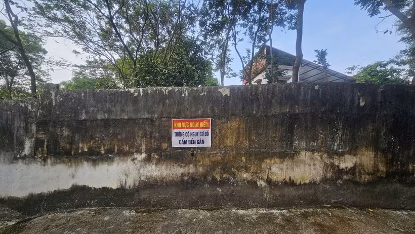 Biển cảnh báo nguy hiểm tại trường trung học phổ thông Liễn Sơn.