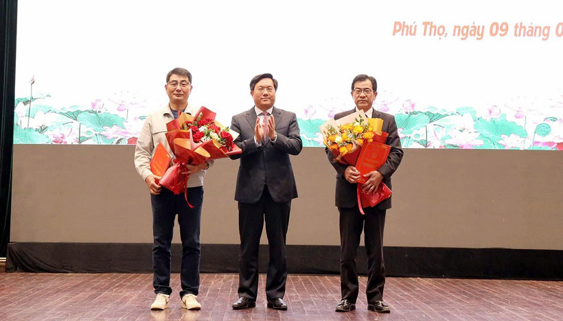 Chủ tịch Ủy ban nhân dân tỉnh Trần Duy Đông trao giấy chứng nhận đăng ký đầu tư cho 2 dự án điện tử, bán dẫn.