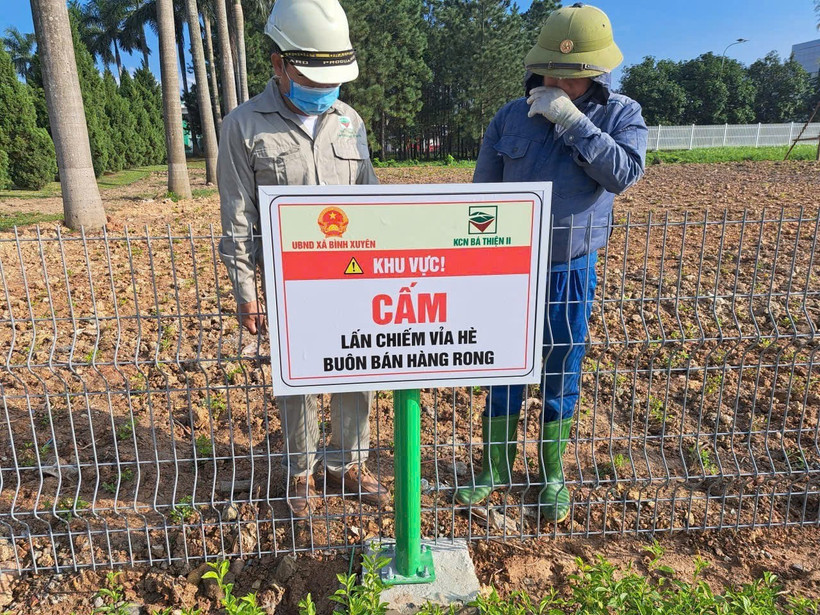 Xây dựng tường rào, dựng bảng cấm lấn chiếm trước cổng Khu công nghiệp Bá Thiện 2.