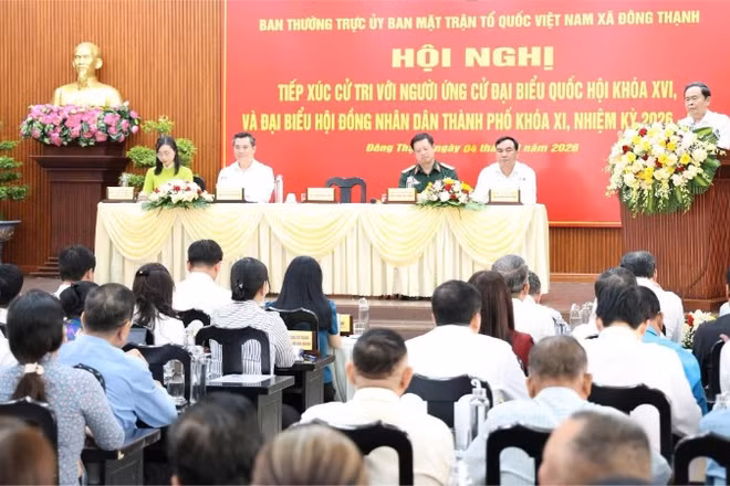 Đồng chí Trần Thanh Mẫn chia sẻ và làm rõ một số nội dung cử tri của các xã khu vực huyện Hóc Môn cũ quan tâm, kiến nghị.