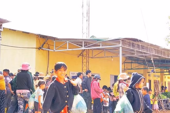 Những gian hàng miễn phí được bố trí trong khuôn viên Ủy ban nhân dân xã Ia Pnôn.