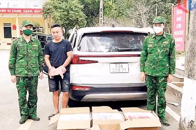 Đồn Biên phòng cửa khẩu Hoành Mô bắt giữ vụ vận chuyển trái phép 177 chiếc điện thoại iPhone các loại, cùng 18 cụm linh kiện điện thoại.